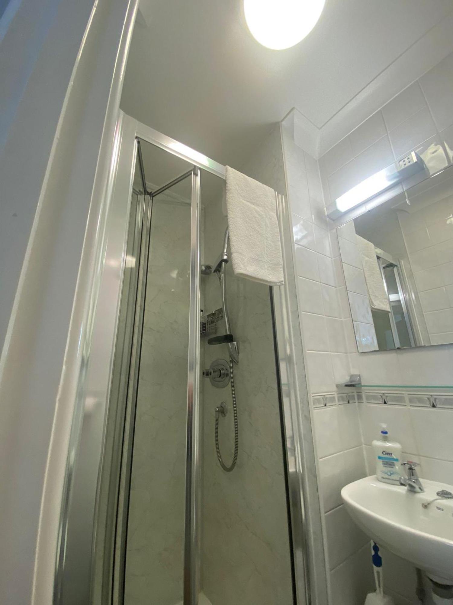 Landguard Lodge Guest House Shipley  Room photo